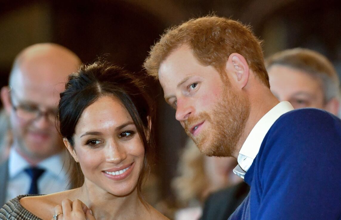 El príncipe Harry y Meghan Markle descienden a los últimos miembros de la realeza en página web