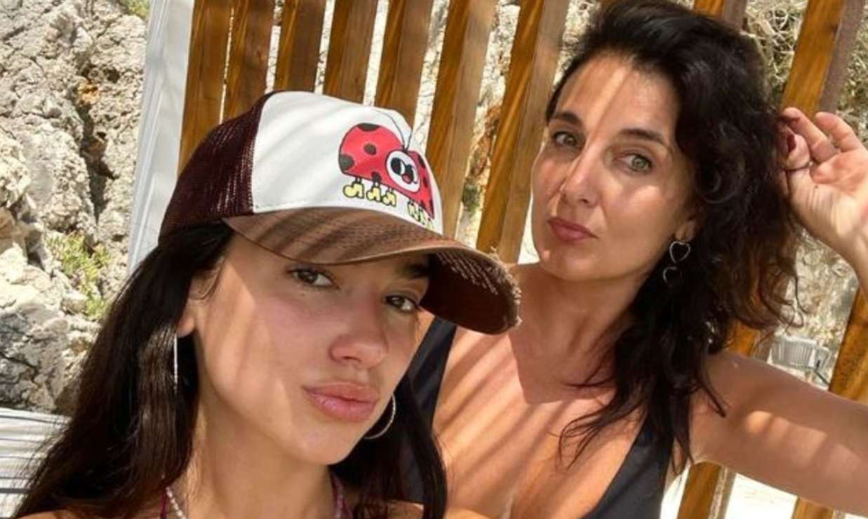 Mamá de Dua Lipa, en traje de baño, dedica dulces palabras a su famosa hija 