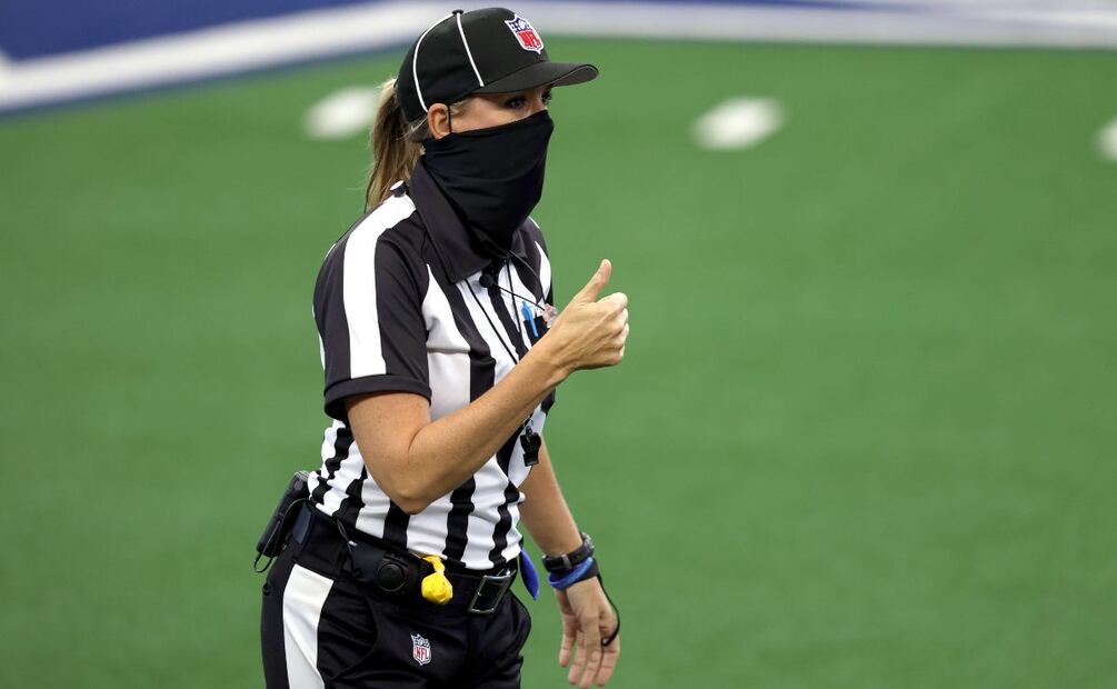 Sarah Thomas, la primera mujer en oficiar el Super Bowl