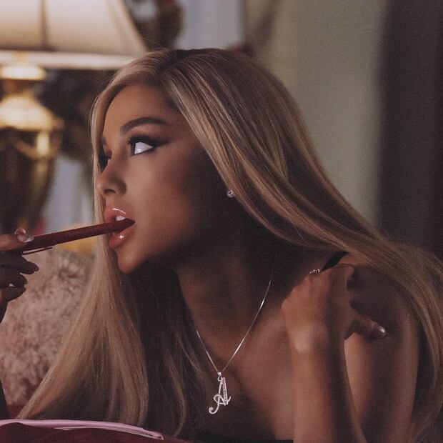 Ariana Grande corrige con gran dolor su tatuaje  