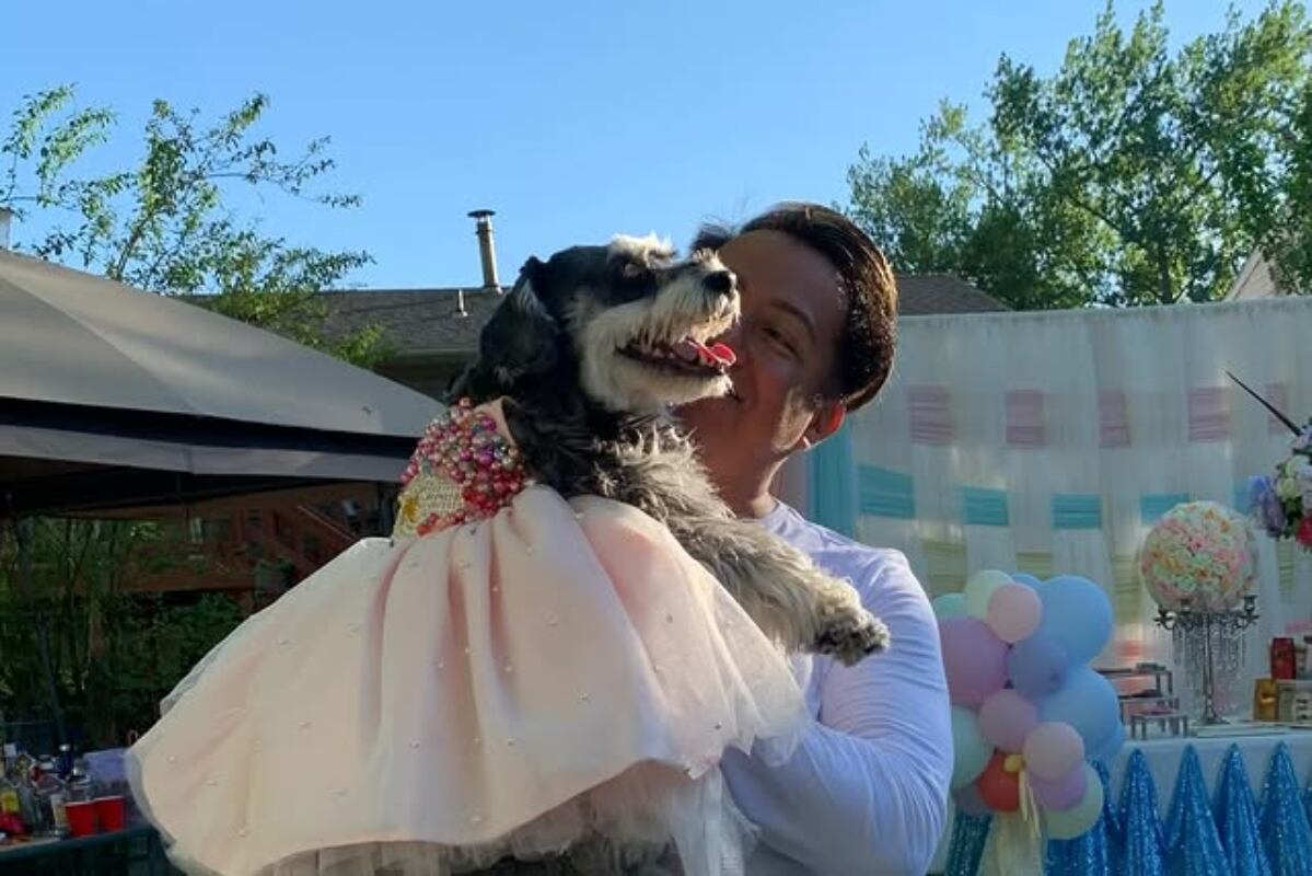 Alonso Máximo con su schnauzer 'Morelia' / Foto: Instagram