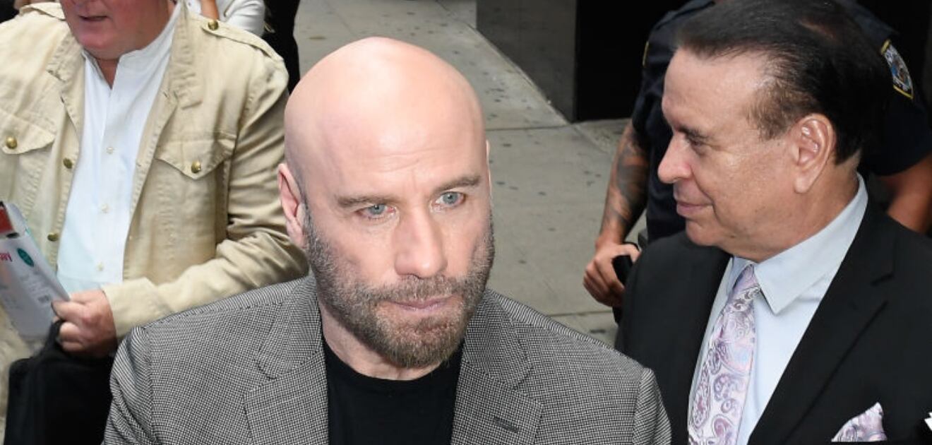 John Travolta impacta con su calvicie 