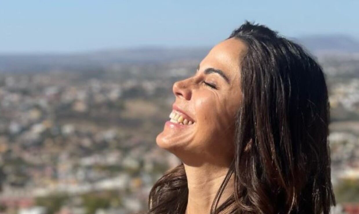Paola Rojas cobijada con el cariño de sus amigos y de Marcelo Imposti, su novio