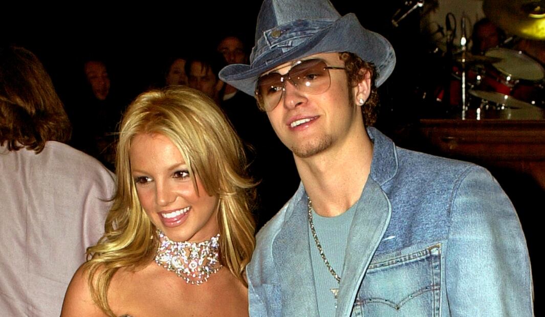 ARCHIVO- Britney Spears, izquierda, y Justin Timberlake llegan a la 28a entrega anual de los American Music Awards en Los Ángeles el 8 de enero de 2001. El libro de memorias de Spears "The Woman in Me" será publicado el 24 de octubre. (Foto AP/Mark J. Terrill, archivo)