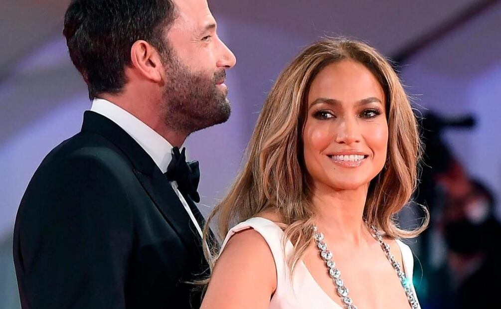 Jennifer Lopez presume su romántica manicura en honor a Ben Affleck
