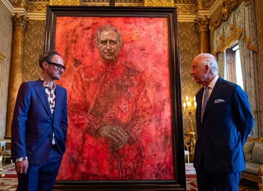 El artista Jonathan Yeo junto al rey Carlos III en la inauguración del retrato del monarca en el salón azul del palacio de Buckingham / AP