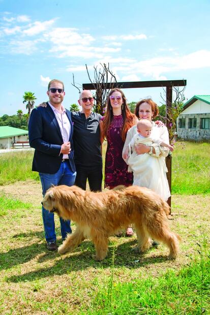 Revive el bautizo del bebé de Peter Checa y Kitzia Mitre