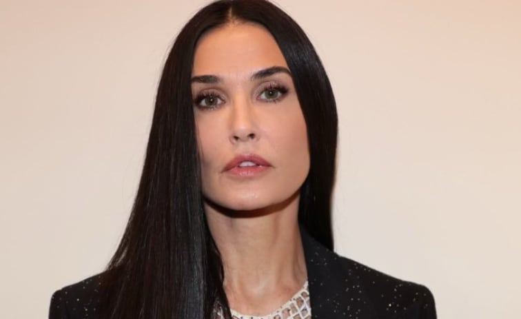 Demi Moore vacaciona en México y luce envidiable figura a los 61 años , en bikini