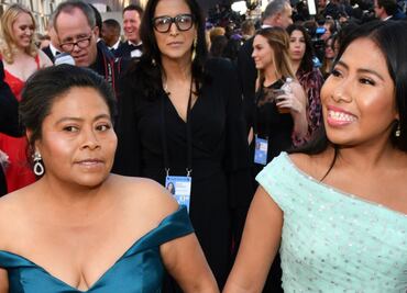 Yalitza Aparicio llega a los Oscar acompañada de su mamá