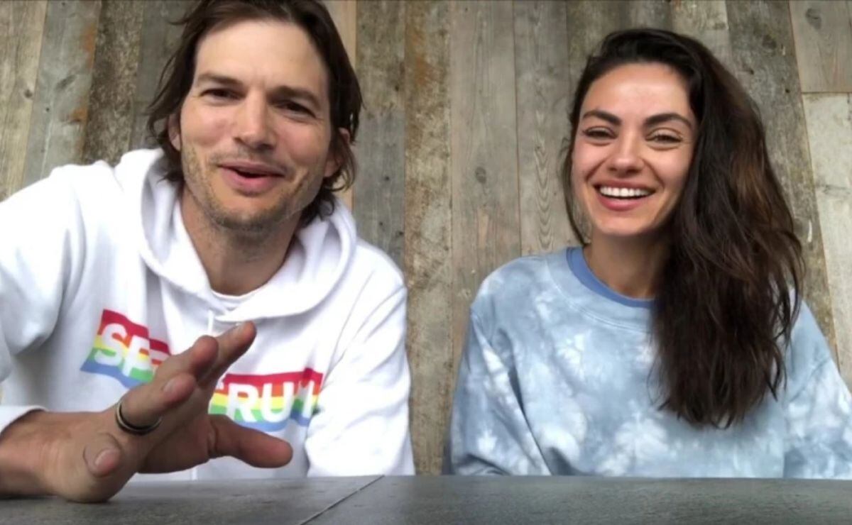 Ashton Kutcher y Mila Kunis se burlan de quienes los critican por no bañarse diario