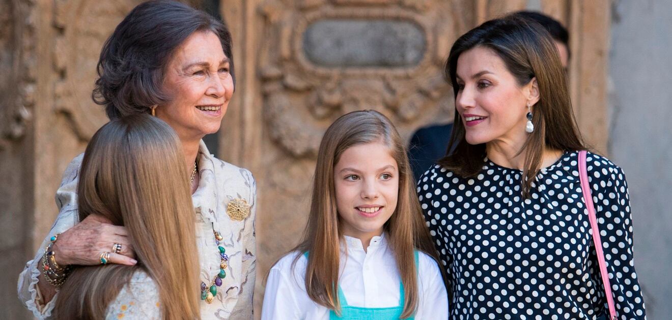 <p>La reina Letizia de España le limpió a su hija un beso de su abuela, ¿por?<strong> (Fotos: AFP y REUTERS)</strong></p>