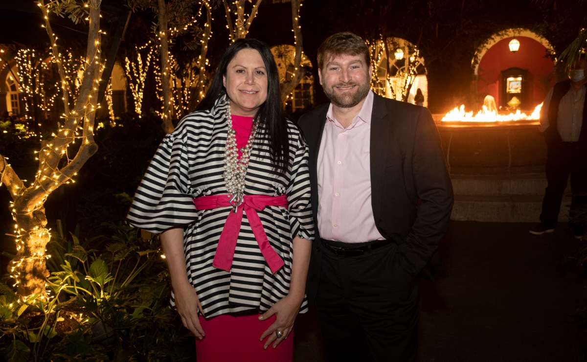 Daniel Taylor y Alexandra Trujillo de Taylor ofrecen coctel a sus amigos