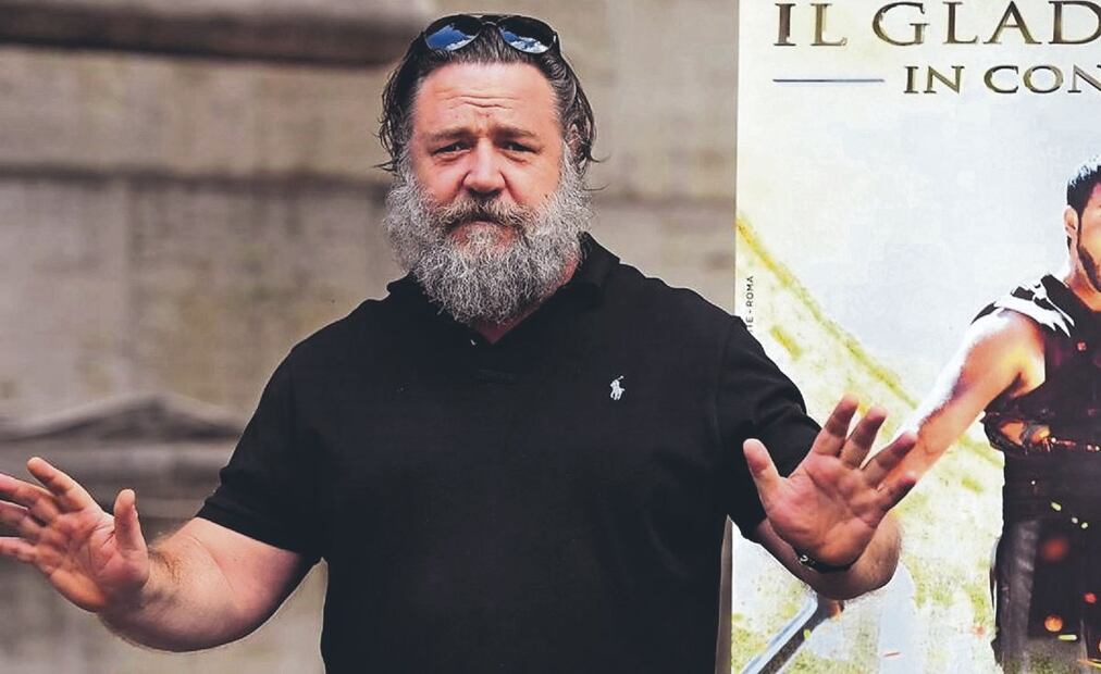 Russell Crowe, de 58 años, debuta en la alfombra roja con su novia de 31