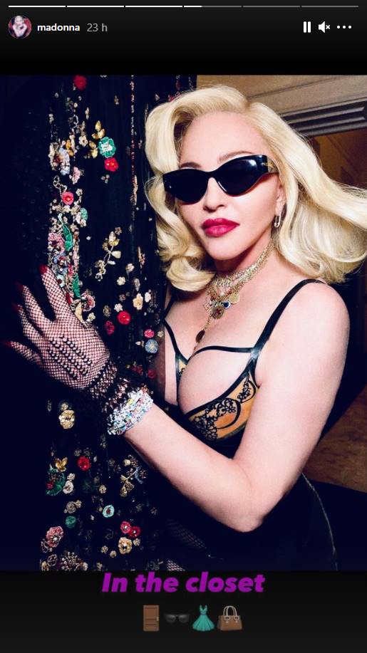 Madonna posa con lencería, mallas de red y unos Louboutin ¿existe algo más sexy? 