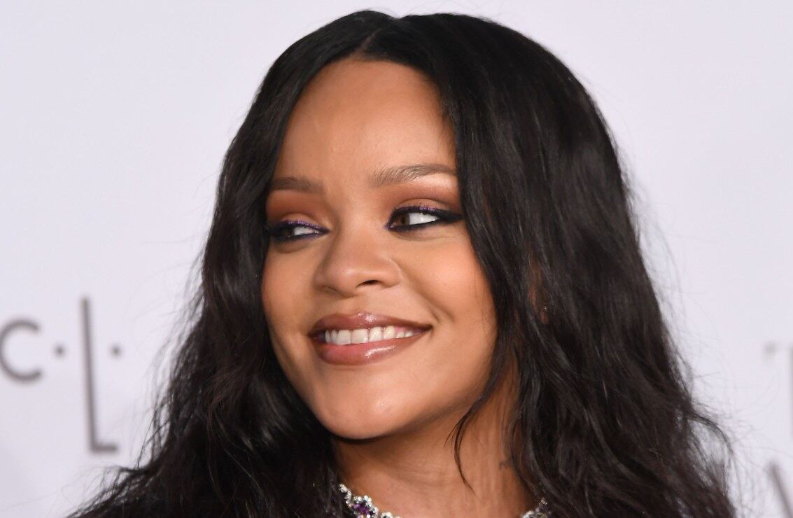 Rihanna se ríe del 'quiet luxury' con un enorme diamante en el pie