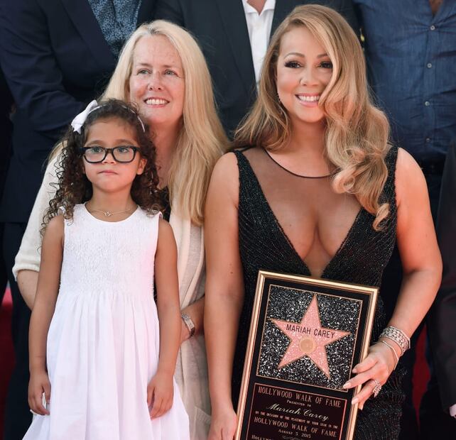 Mariah Carey con su mamá Patricia y su hija Monroe en el Paseo de la Fama de Hollywood en 2015. / Foto: Getty Images