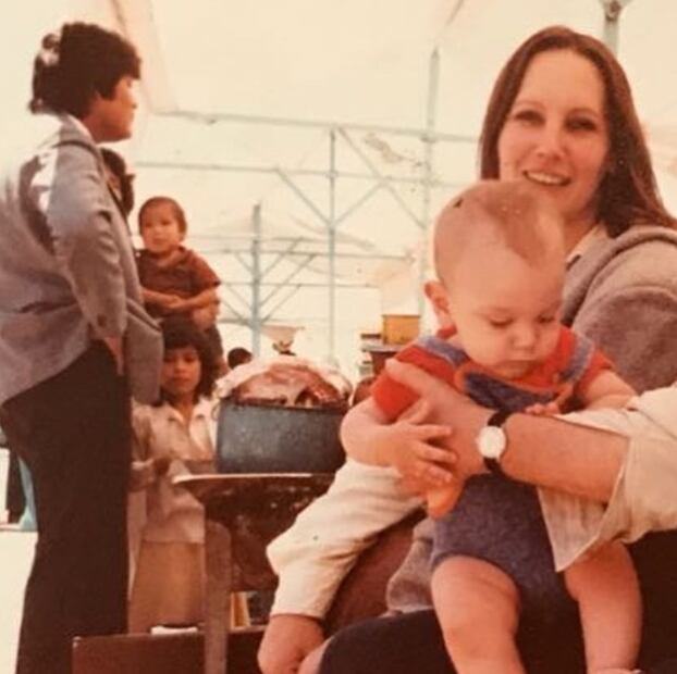 Diego Luna comparte tierna foto de su mamá 