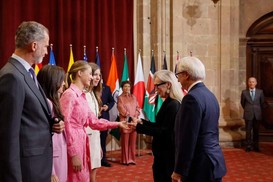 Los reyes Felipe y Letizia, la princesa de Asturias, Leonor, y la infanta Sofía reciben en audiencia a la galardonada con el premio Princesa de Asturias de las Artes, la actriz estadounidense Meryl Streep, en el Hotel de la Reconquista de Oviedo este viernes. Este es uno de los actos previos a la entrega de los Premios Princesa de Asturias, que tendrá lugar esta tarde.EFE/ Andrés Ballesteros