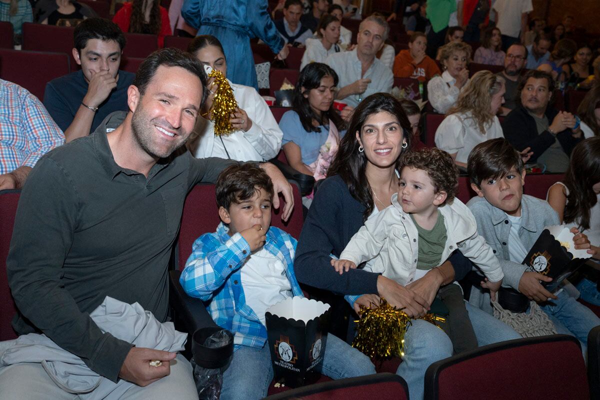 Hugo, Alejandro y Leonardo Salinas con Christianne Miguel. (Foto: Héptor Arjona)