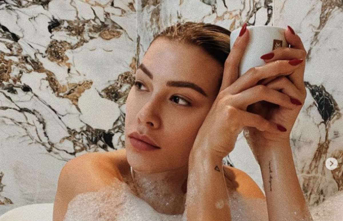 Michelle Salas, como Zoë Kravitz y Hailey Bieber, brilla en un escotado vestido negro de Yves Saint Laurent