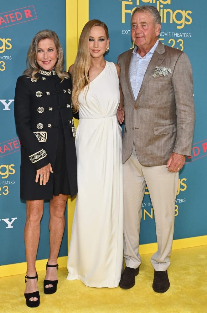 Jennifer Lawrence junto a sus papás Karen y Gary en el estreno de la película "No Hard Feelings" en Nueva York / AP