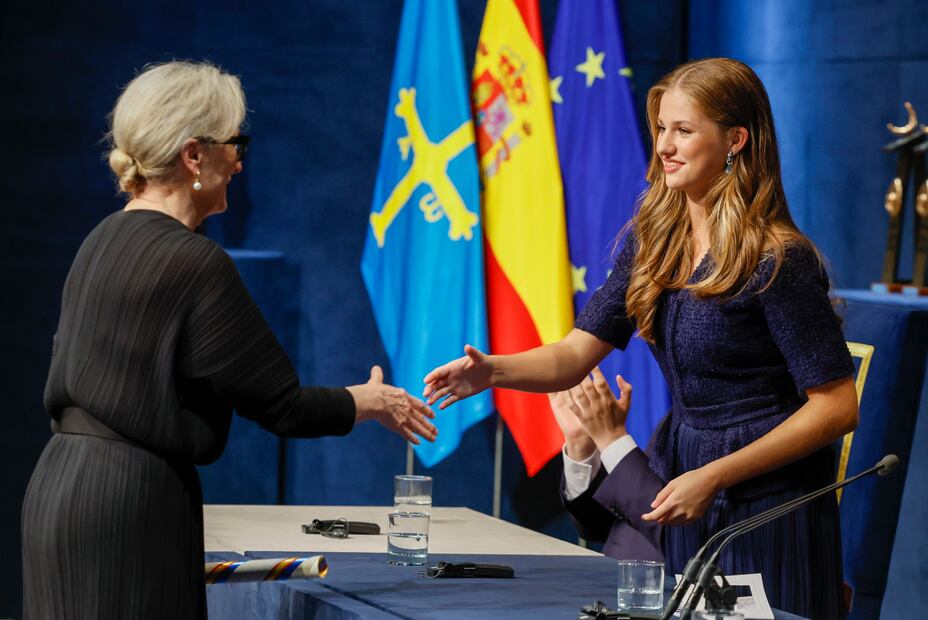 La princesa de Asturias, Leonor de Borbón (d), saluda a la actriz estadounidense Meryl Streep (i), Premio Princesa de Asturias de las Artes durante la gala de la 43º edición de los Premios Princesa de Asturias que se celebra este viernes en el Teatro Campoamor, en Oviedo. EFE/Ballesteros