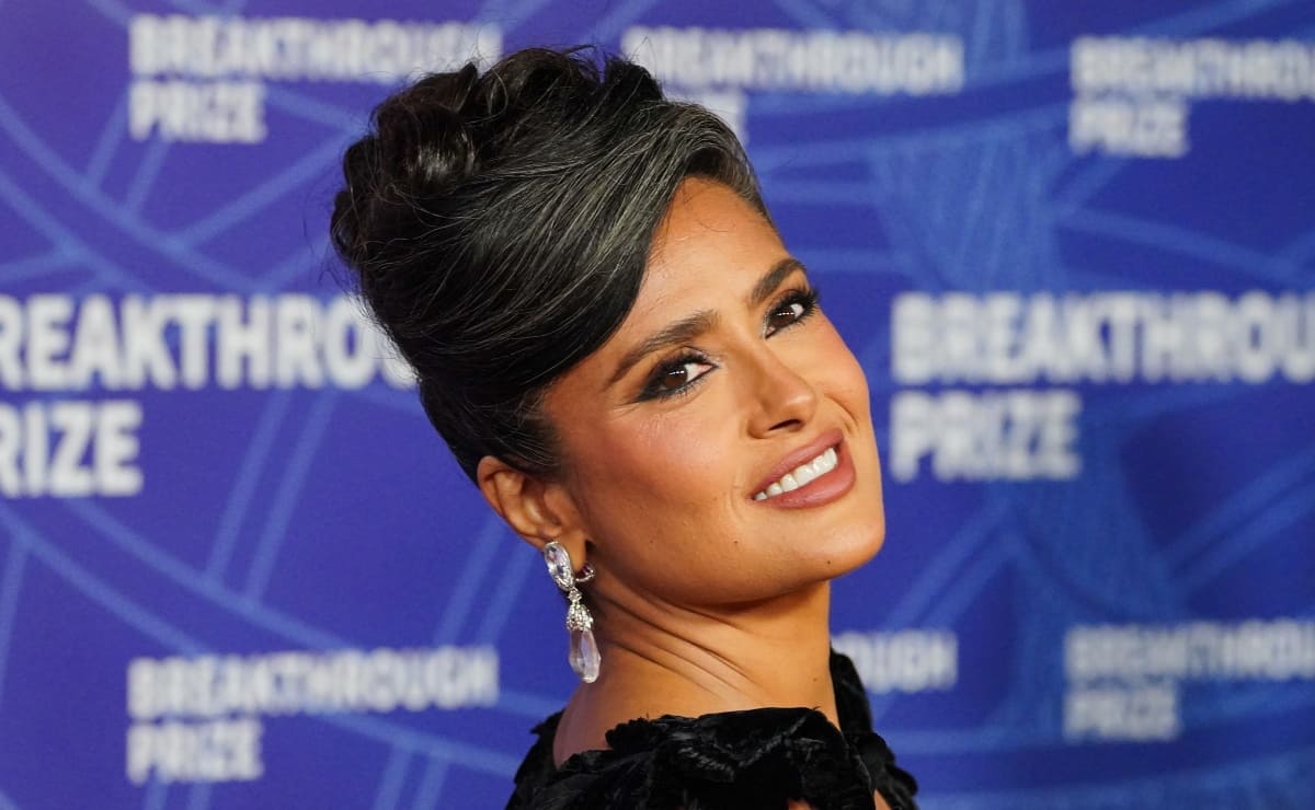 El look con el que Salma Hayek presumió orgullosa sus canas