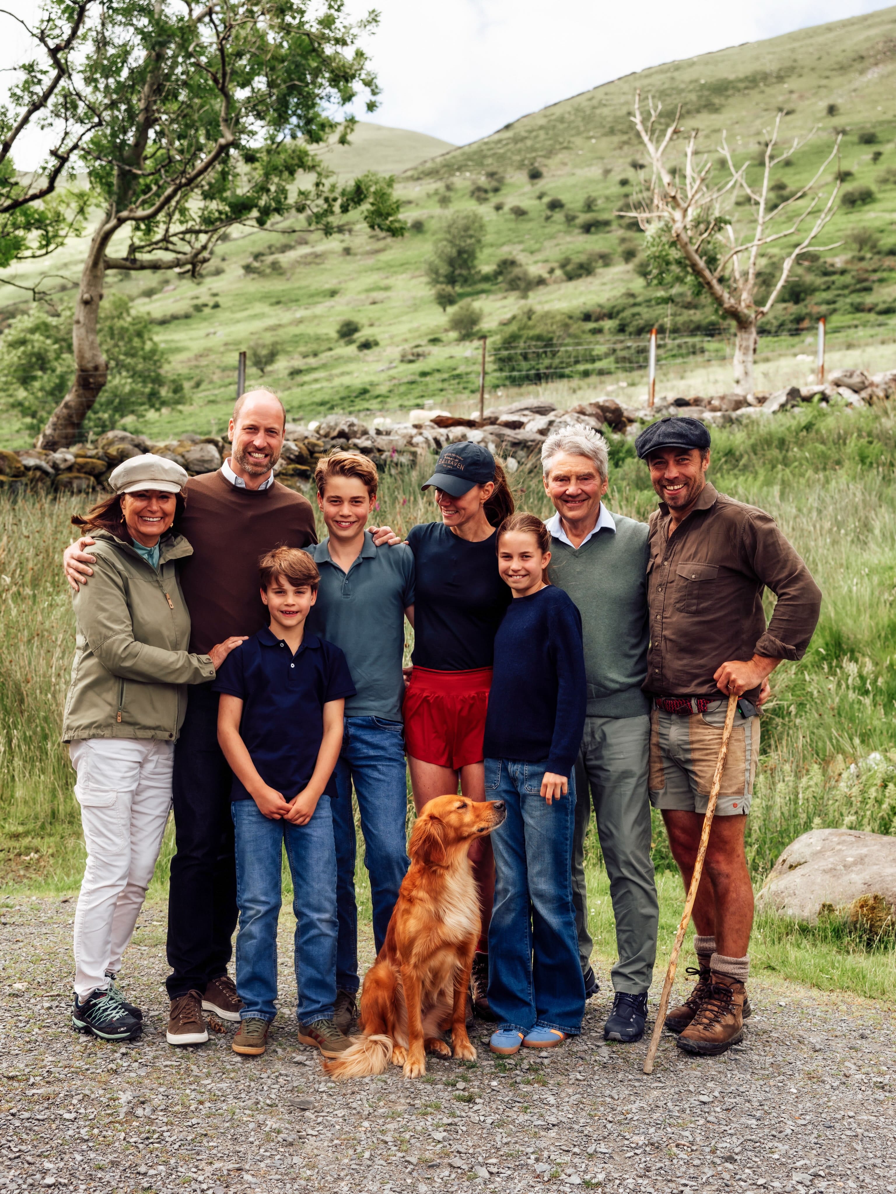 Kate Middleton, su esposo el príncipe Guillermo, sus hijos, sus padres y su hermano James. (Foto: Instagram)