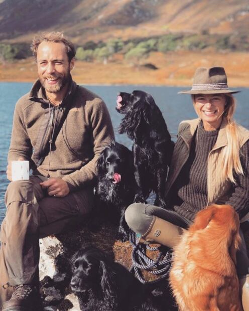 La divertida fotografía de James Middleton con sus perros durante su aislamiento