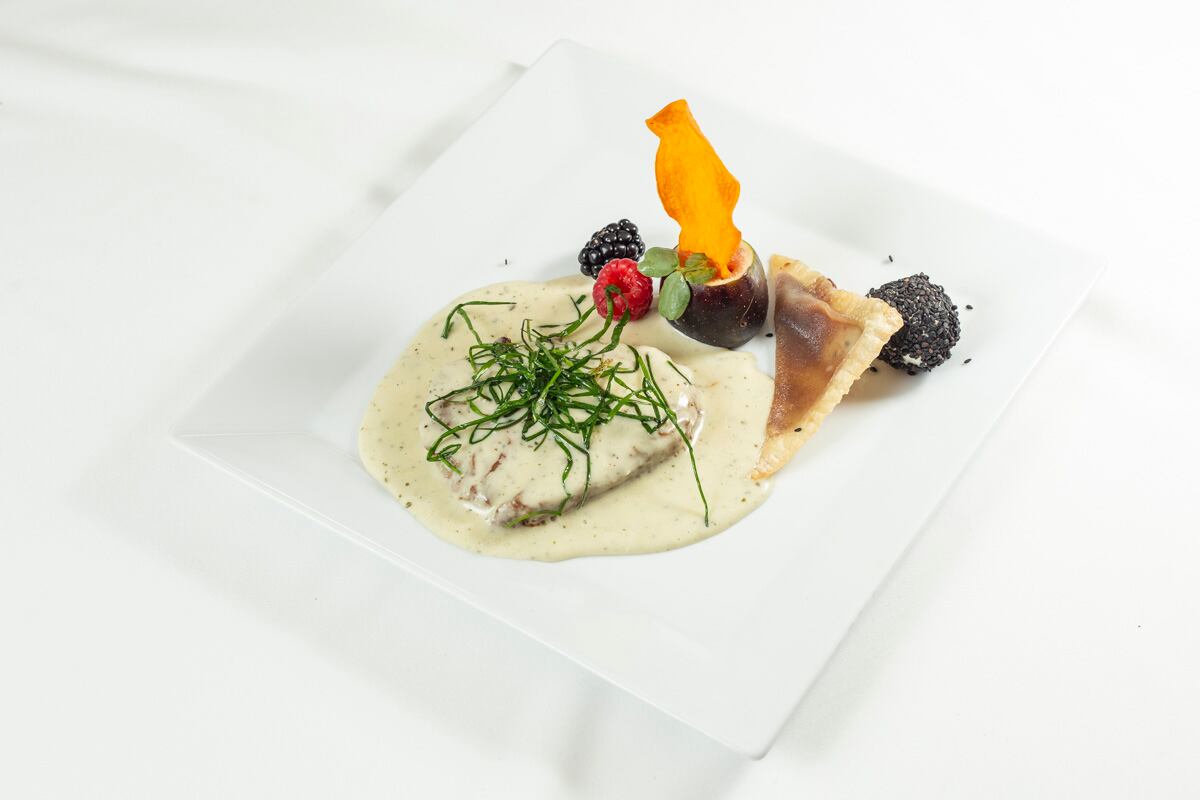 Filete en salsa Roquefort con ravioles de higo y cebollín frito. (Foto: Esteban Torreblanca)