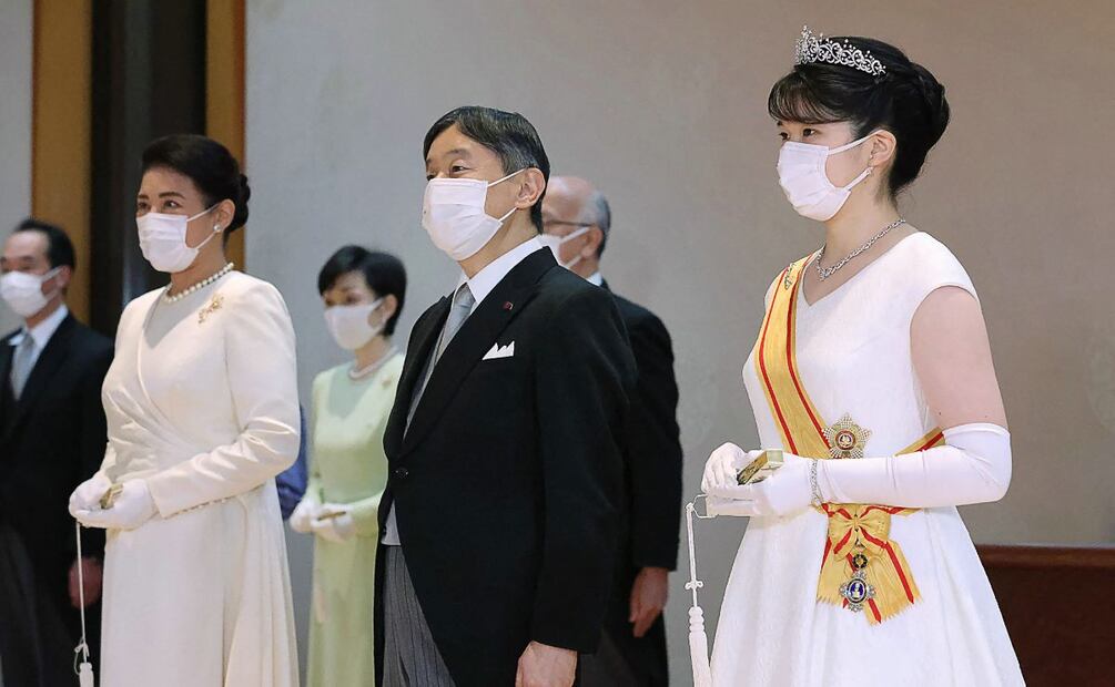 Aiko de Japón usa corona por primera vez en ceremonia real