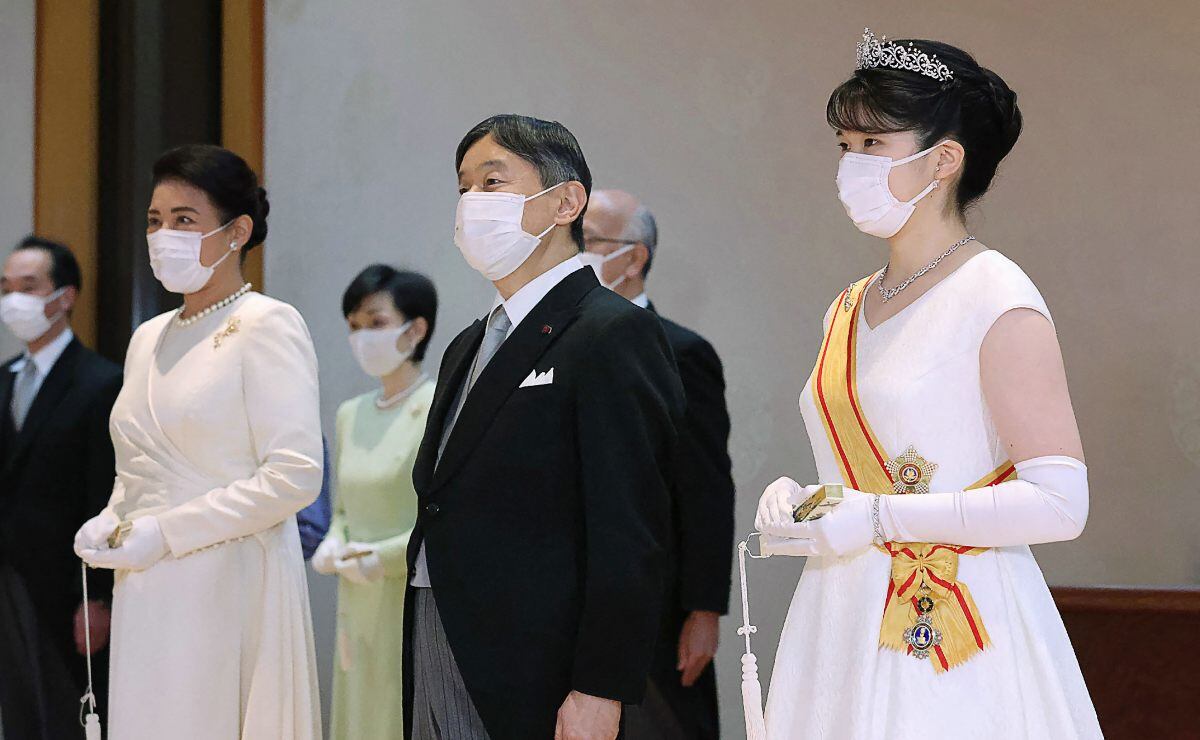 Aiko de Japón usa corona por primera vez en ceremonia real