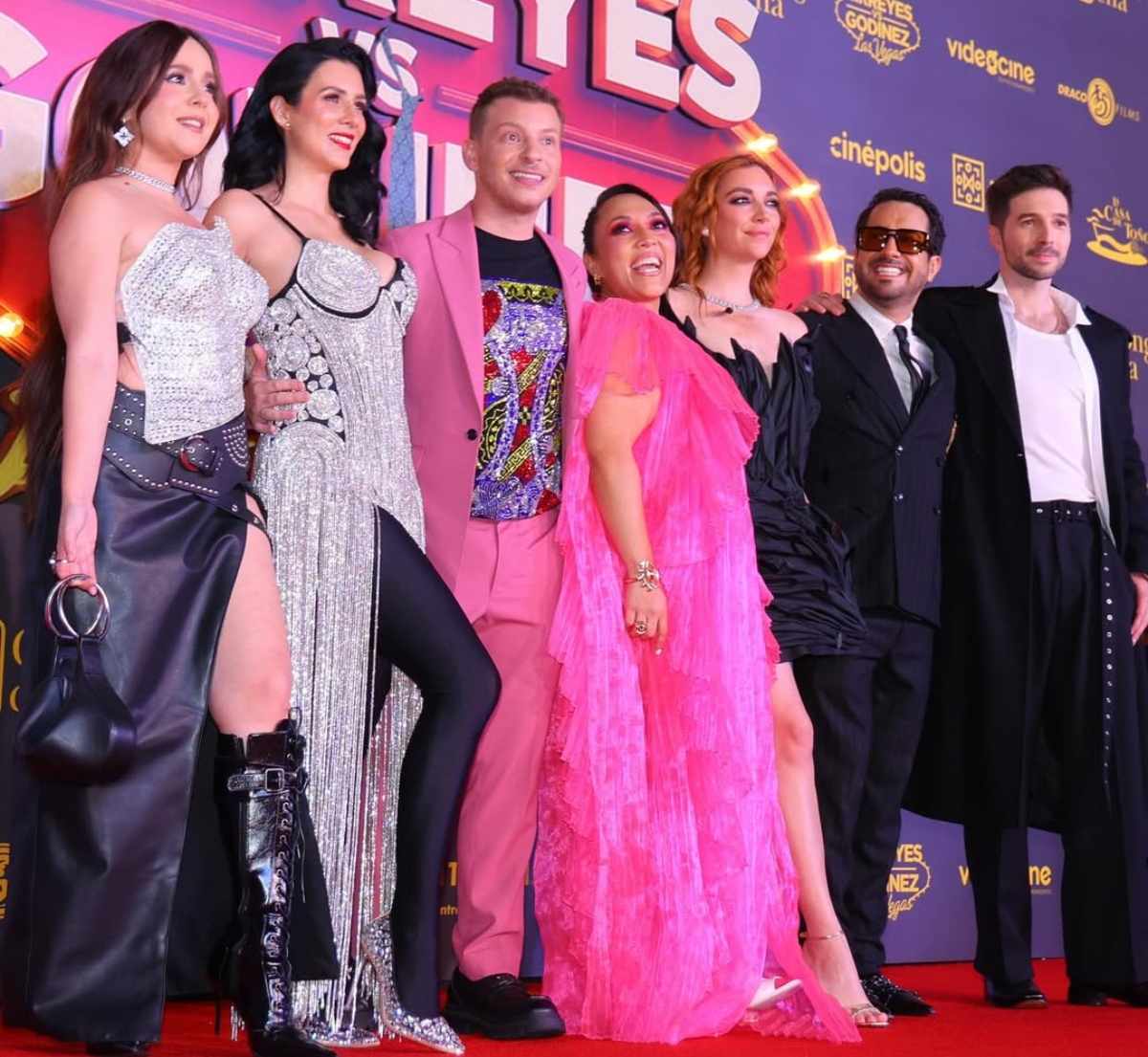 Daniel Tovar junto al elenco de 'Mirreyes contra Godínez' / Foto: Instagram @dnieltovar