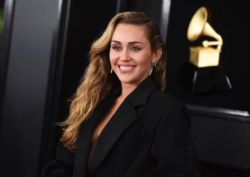 Miley Cyrus confiesa que recayó en el alcoholismo durante la pandemia