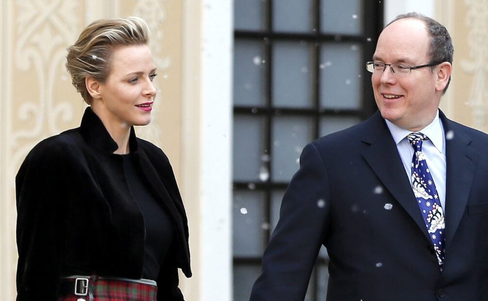 Alberto II y Charlene de Mónaco durante su llegada a la ceremonia oficial de Navidad en el Palacio Real de Mónaco en 2013 / EFE