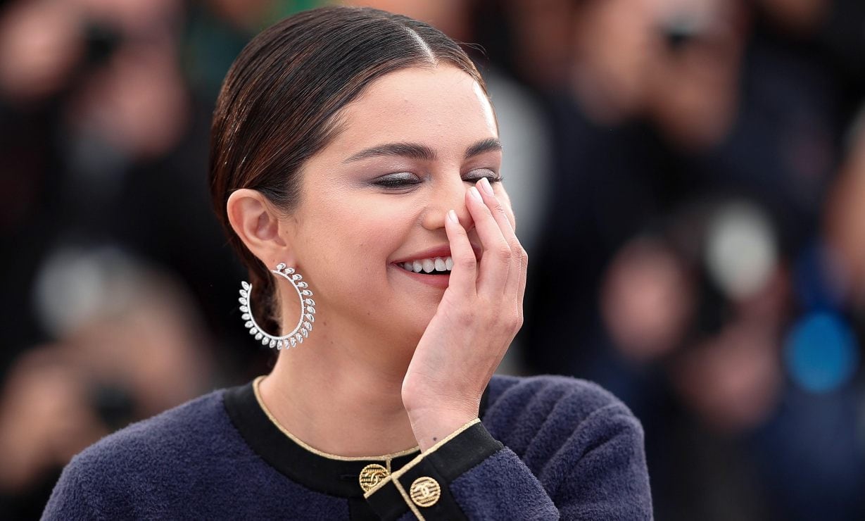 Selena Gomez estrena sexy tatuaje que empieza en el cuello y termina en la espalda
