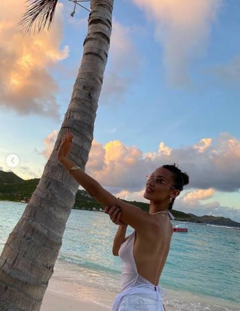 Bella Hadid comparte fotos en look total white en Instagram ¡supersexy!