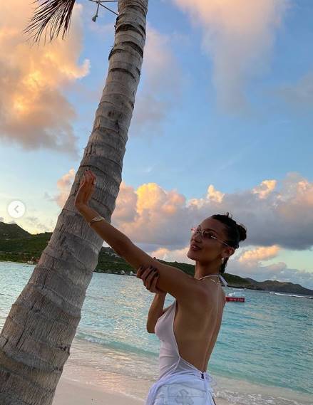 Bella Hadid comparte fotos en look total white en Instagram ¡supersexy!