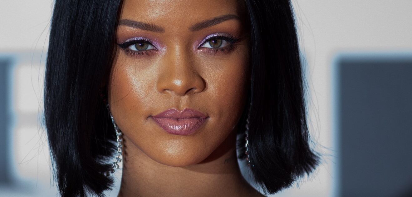 "¡Imagina un mundo donde es más fácil conseguir una AK-47 que una visa!", Rihanna a Donald Trump