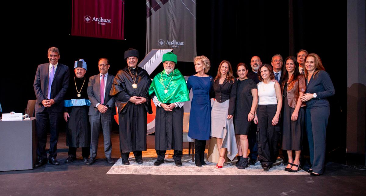 Arturo Elias, Eduardo Robles Gil, Marco Antonio Slim, padre Cipriano Sánchez, Carlos Slim Helú, Mercedes Sánchez Navarro, Johanna Slim, Soumaya Slim, Patrick Slim, María de Jesús Aramburu, Carlos Slim Domit, Vanessa Slim, Daniel Hajj y Ximena Serrano. (Foto: ESPECIAL)