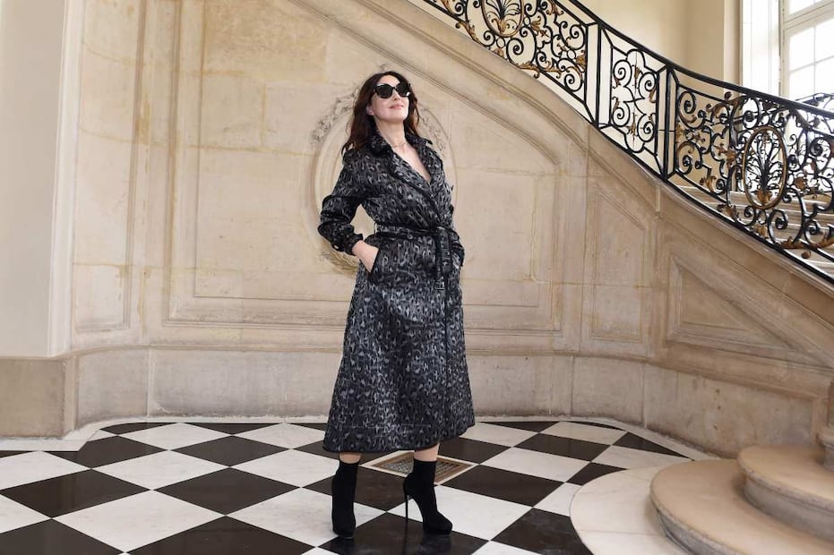 Cara Delevingne posa braless en desfile de moda de Dior, en París