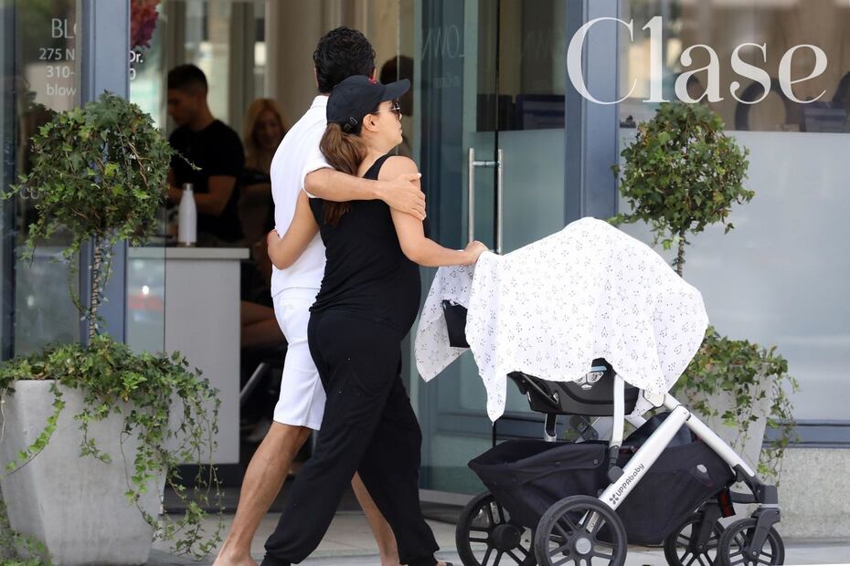 Eva Longoria y Pepe Bastón de paseo familiar con Santiago en Beverly Hills 