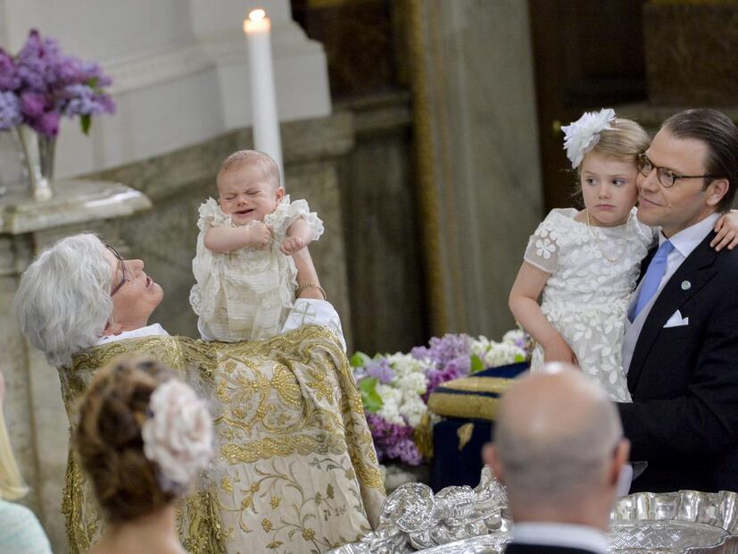 Bautizan al príncipe Oscar de Suecia