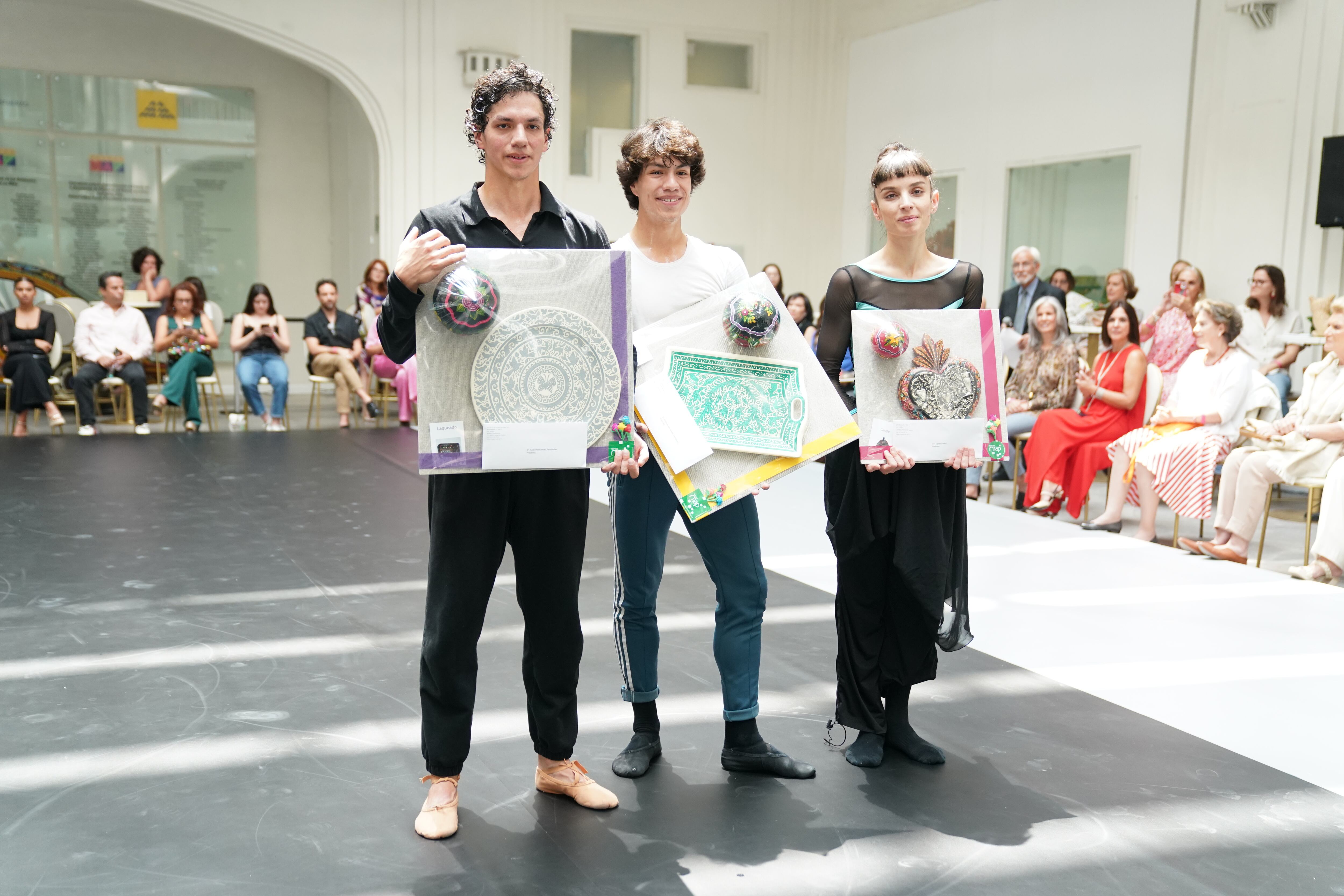 Isaac Hernández baila por los artesanos en el Museo de Arte Popular