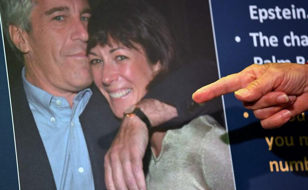 Revelan que Bill Clinton invitó a Ghislaine Maxwell a una cena secreta