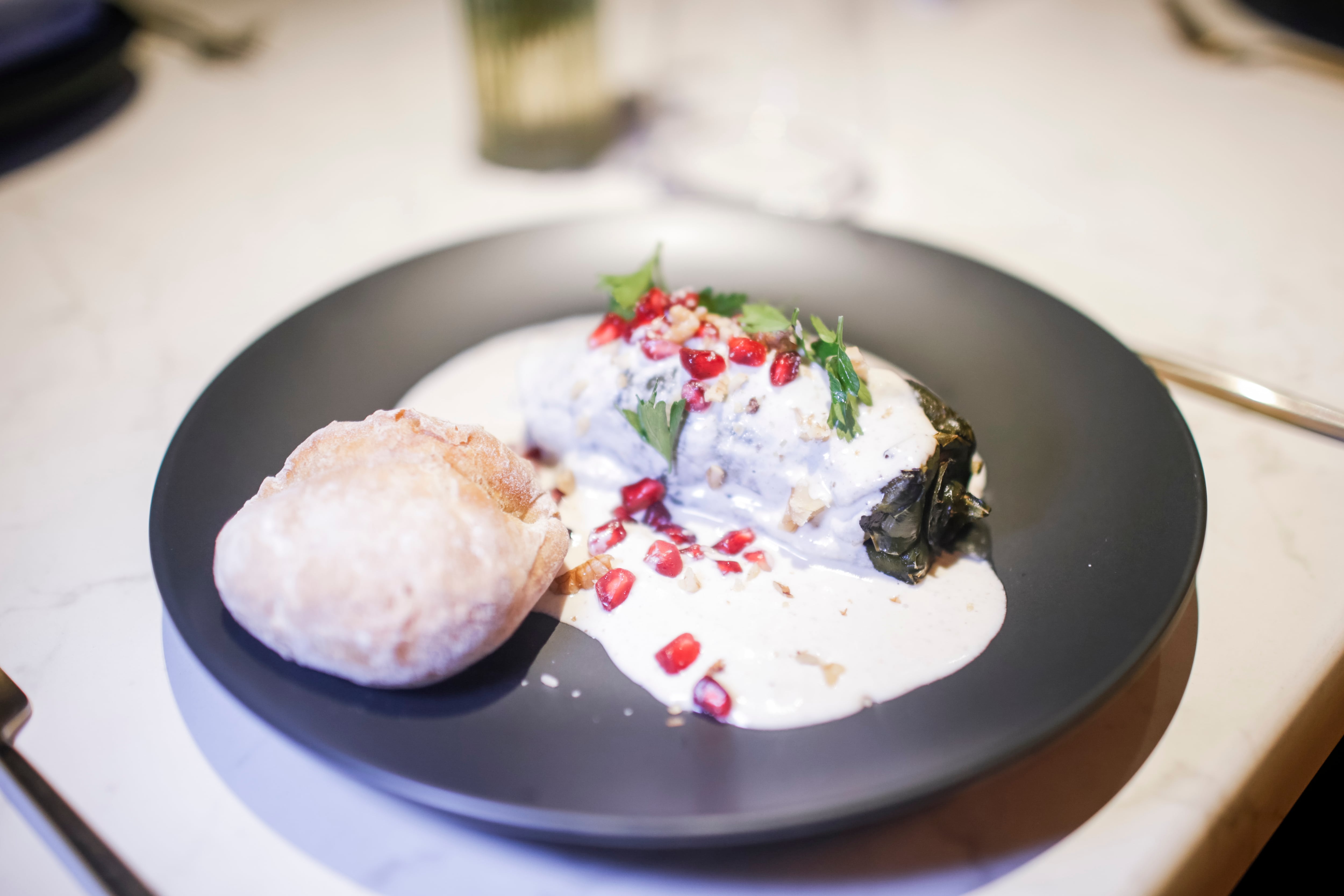 Chile en Nogada Tradicional: Relleno de cerdo y res, pera, manzana y durazno criollo, Bañado con nogada de nuez de Castilla y almendra. (Foto: Esteban Torreblanca)