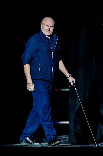 Phil Collins es captado en silla de ruedas y con bastón