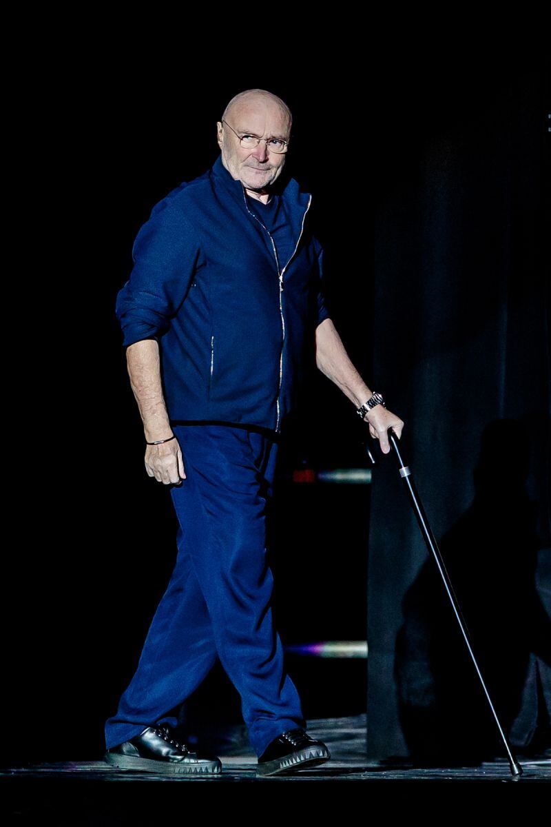 Phil Collins es captado en silla de ruedas y con bastón