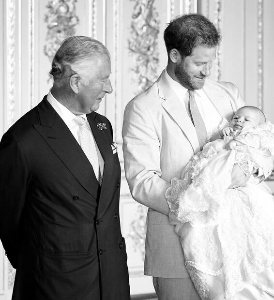 Meghan y Harry denuncian que drones que persiguen a Archie 