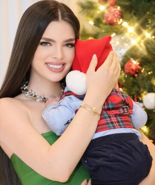 Nadia Ferreira, esposa de Marc Anthony , con su bebé en Navidad / Instagram